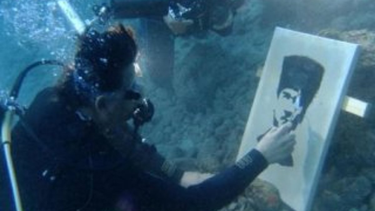 Su altında Atatürk portresi çizdiler