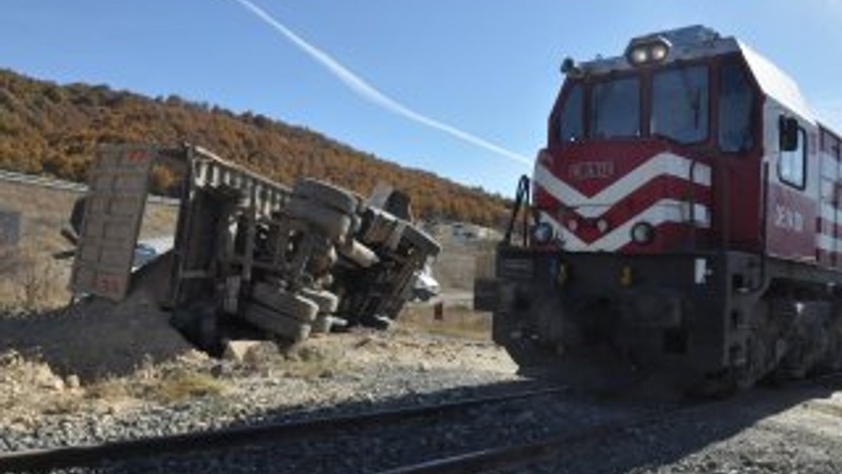 Afyonkarahisar’da tren hafriyat kamyonuna çarptı