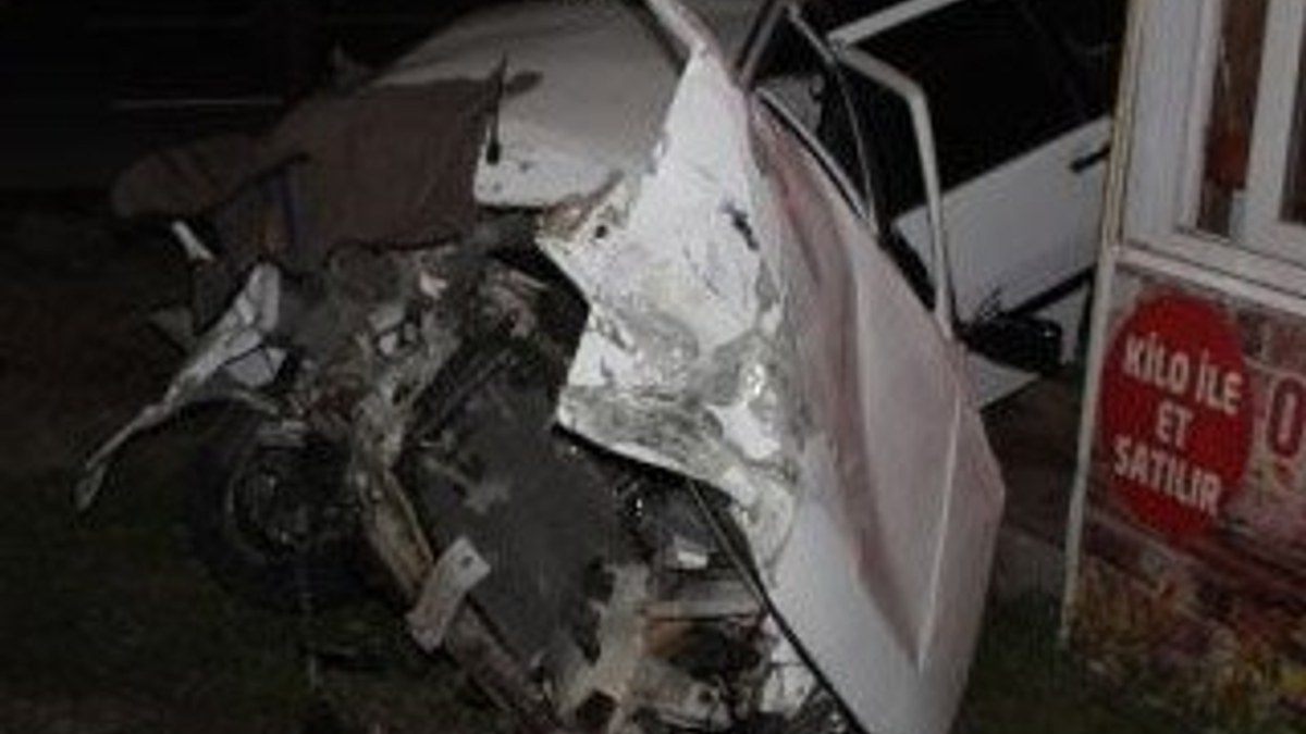 Manisa’da otomobil tıra arkadan çarptı: 1 ölü 1 yaralı