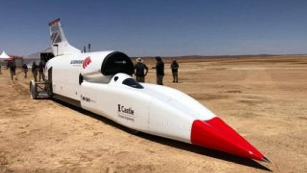 Bloodhound isimli araç, saatte 806 km hız yaparak rekor kırdı