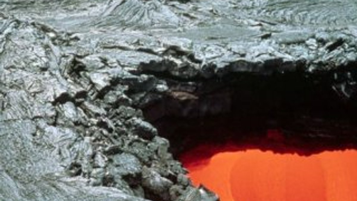 ABD'li adam bahçesinde oluşan lav tüneline düştü