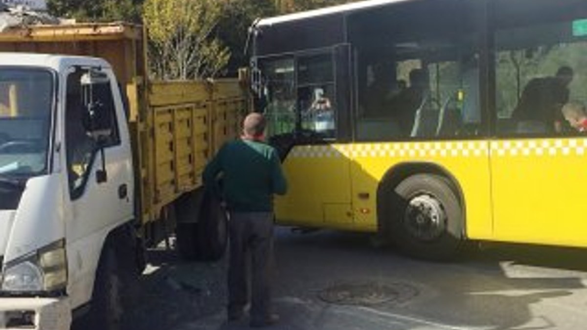 Beykoz'da kamyon otobüsle çarpıştı