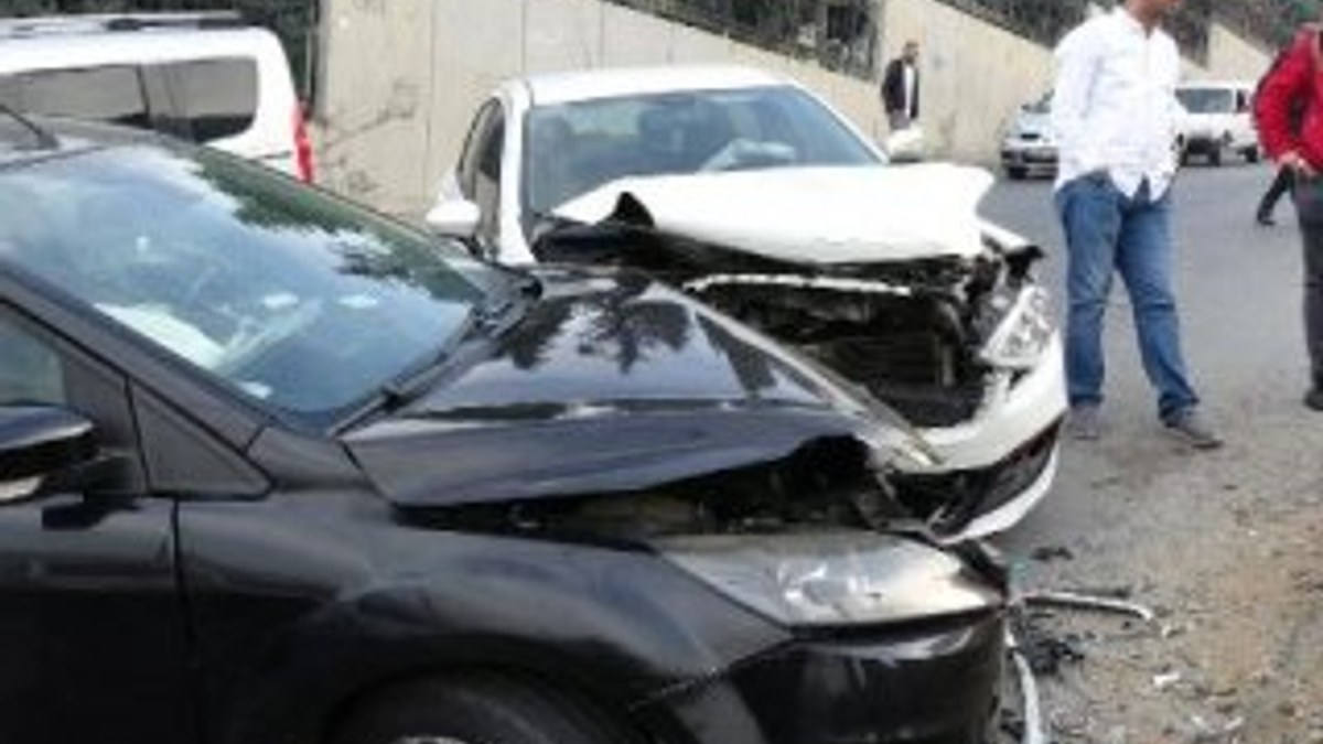 Beyoğlu'nda aracı sollamak isterken kaza yaptı