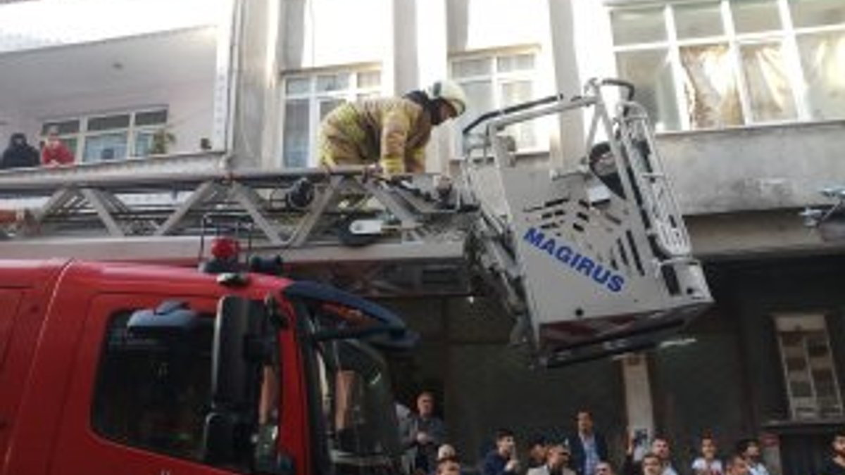 Esenler'de yangında mahsur kalan kadını ekipler kurtardı