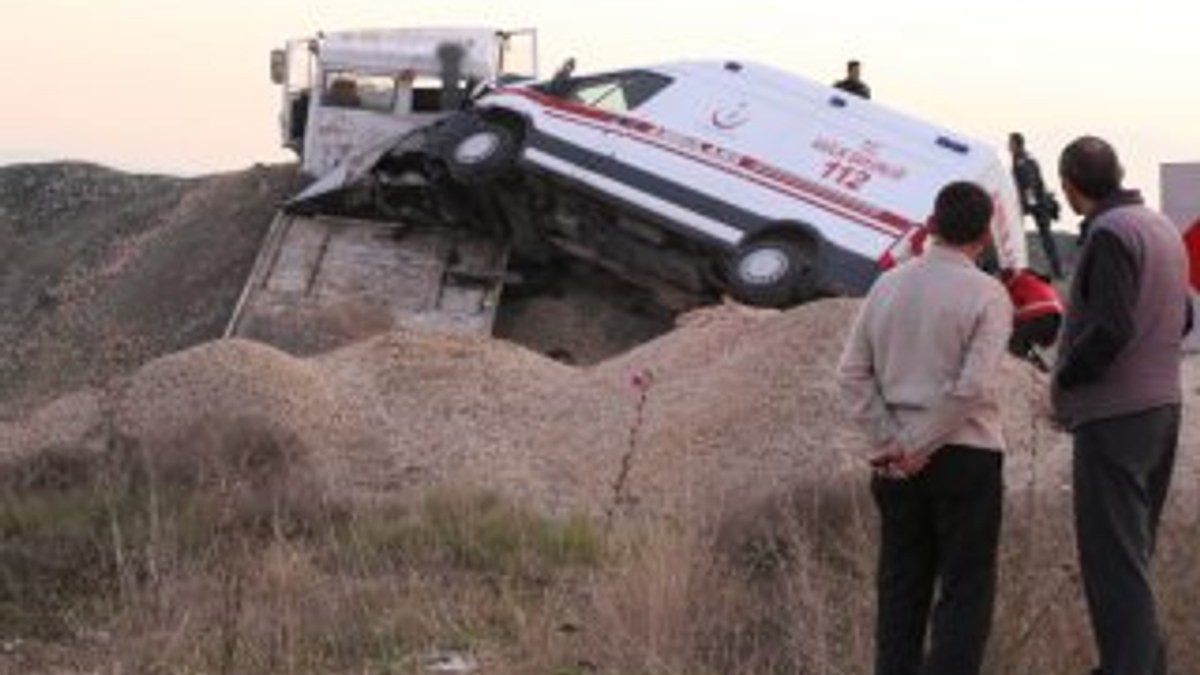 Karabük'te ambulans yüklü çekici kaza yaptı