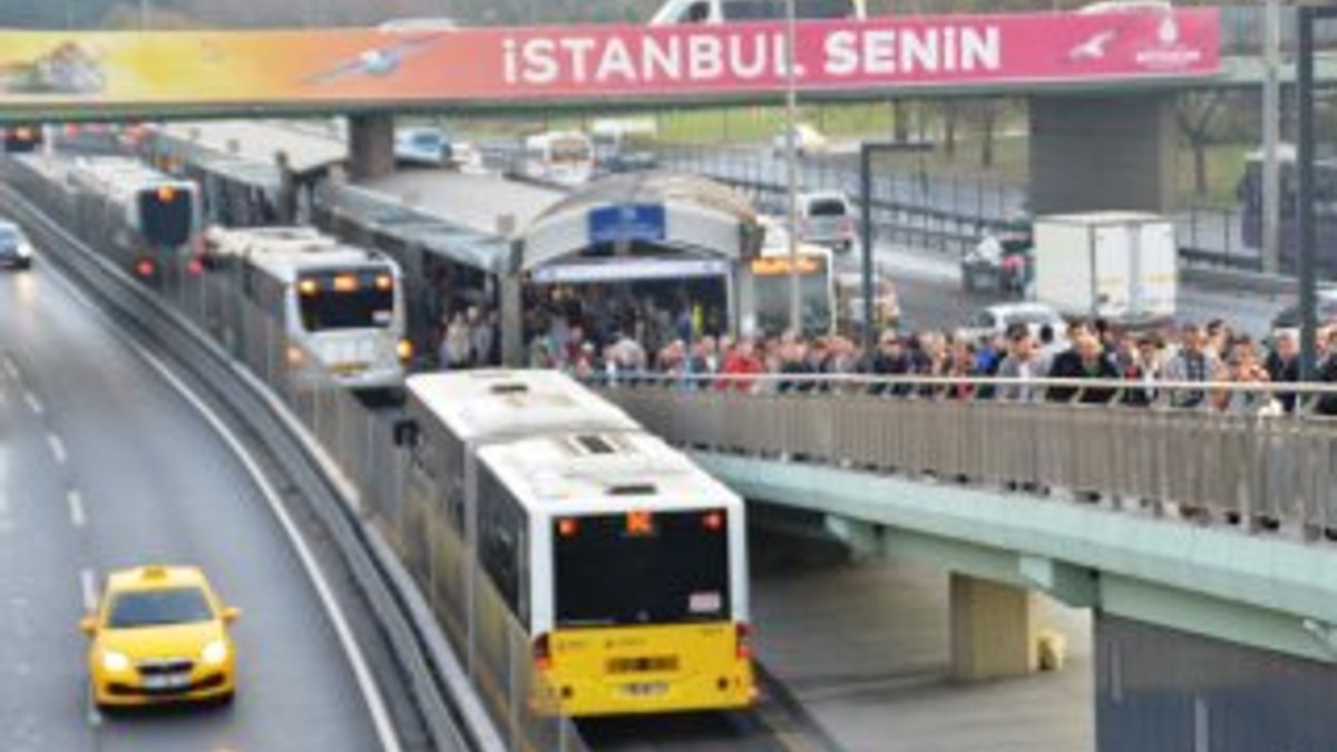 Bakırköy - Zeytinburnu metrobüs durağında yoğunluk