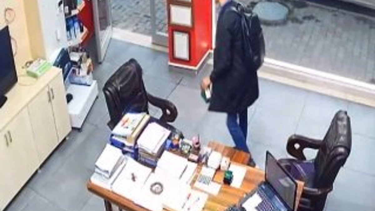 Arnavutköy'de sadaka kutusunu çalan hırsız kamerada