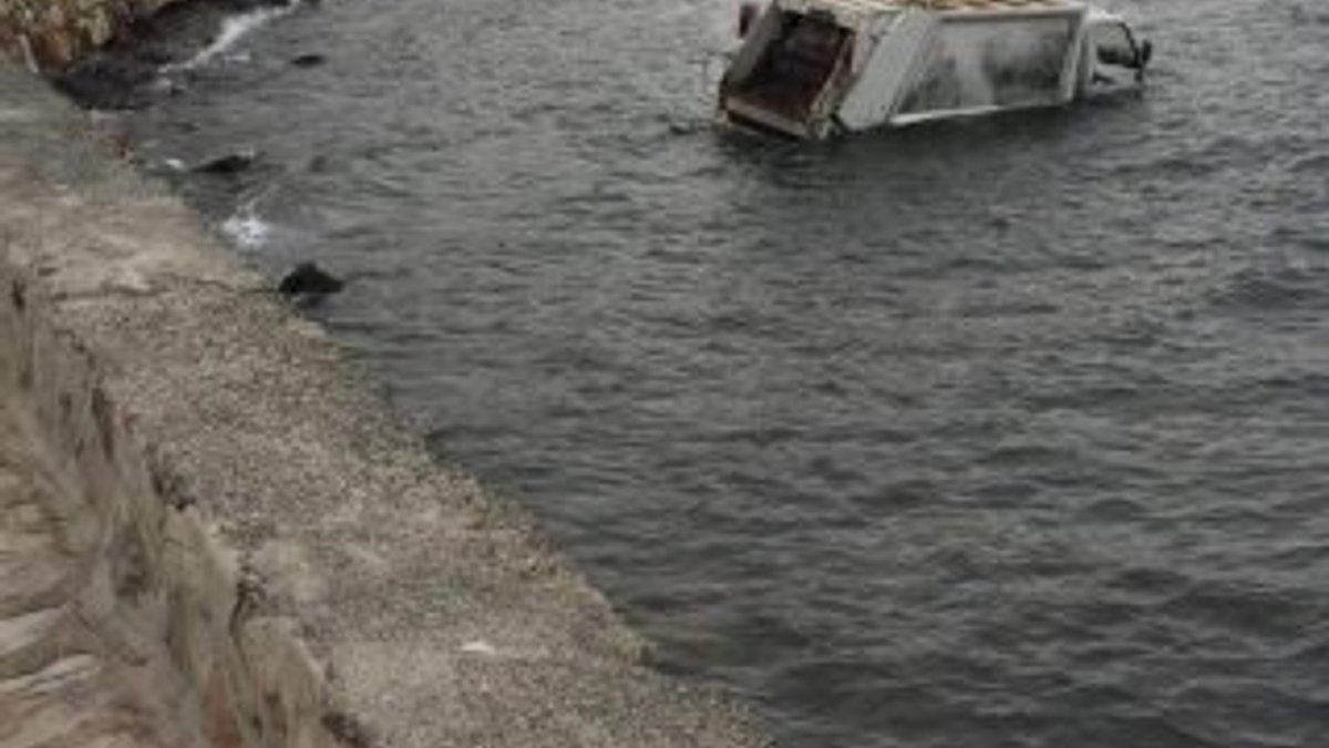 İzmir'de çöp kamyonu freni boşalınca denize uçtu