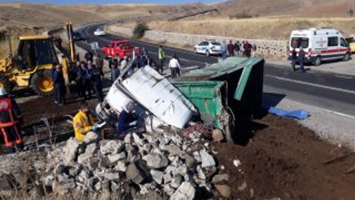 Malatya'da devrilen kamyonun sürücüsü hayatını kaybetti