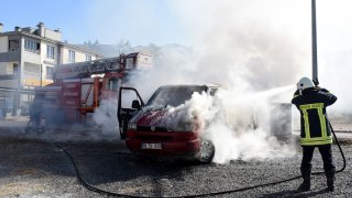 Kayseri'de minibüs yanarak kullanılamaz hale geldi