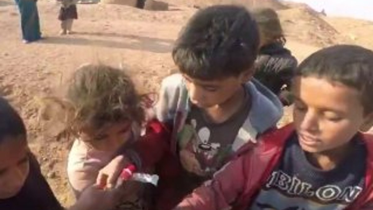 Mehmetçik Suriye'de çocuklara çikolata dağıttı