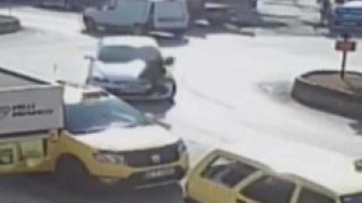 Zonguldak'ta otomobilin yayaya çarpma anı kameraya yansıdı