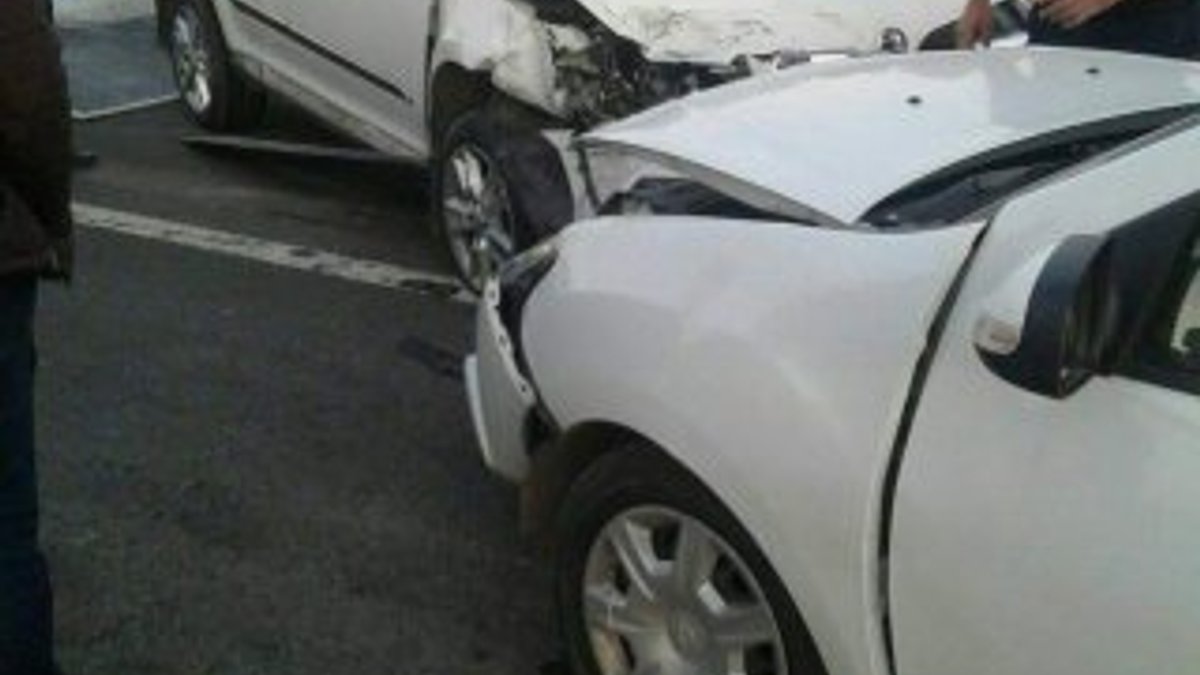 Mardin'de iki araç kafa kafaya çarpıştı