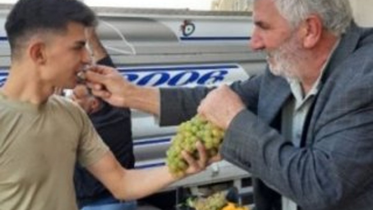 Suriye sınırındaki vatandaş, Mehmetçiğe meyve ikram etti