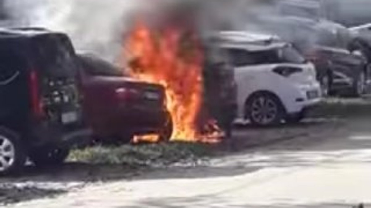 Bursa'da söndürülmeyen mangal ateşi 2 otomobili yaktı