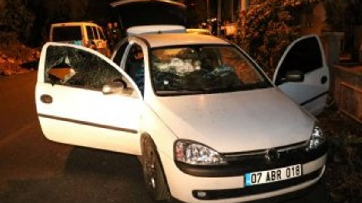 Antalya'da otomobilin camını tüfekle kırıp, cep telefonunu gasbettiler