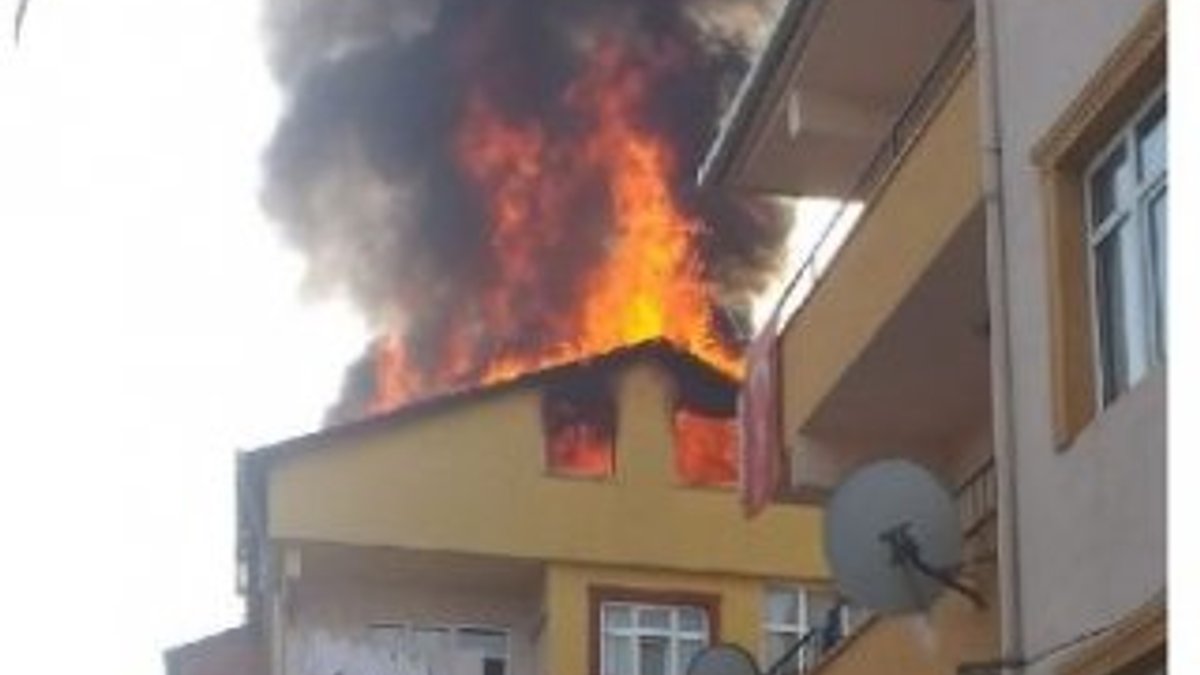 Pendik'te 3 katlı binanın çatısında yangın çıktı