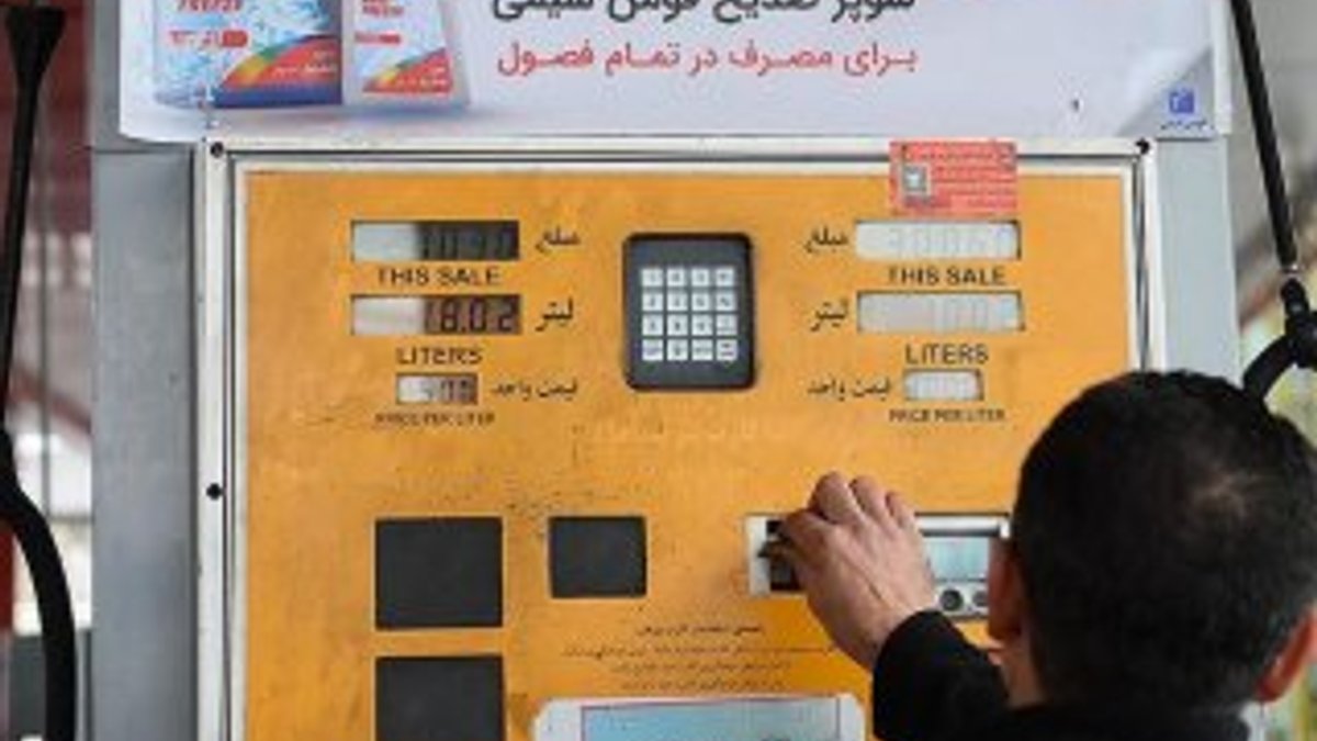 İran'da benzin zammından elde edilen gelir dağıtılıyor