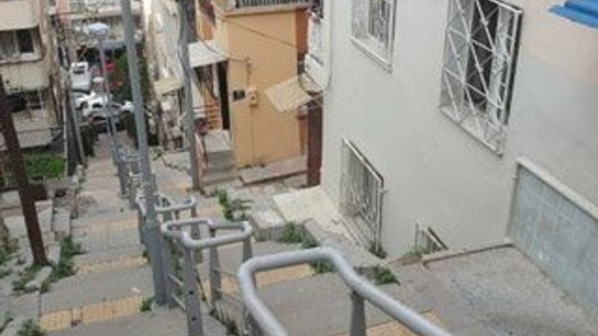 İzmir’de bir kişi, tartıştığı arkadaşlarını bıçakladı