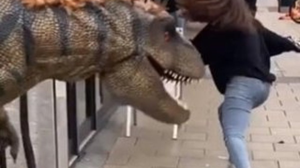 Londra sokaklarında dinozor şakası