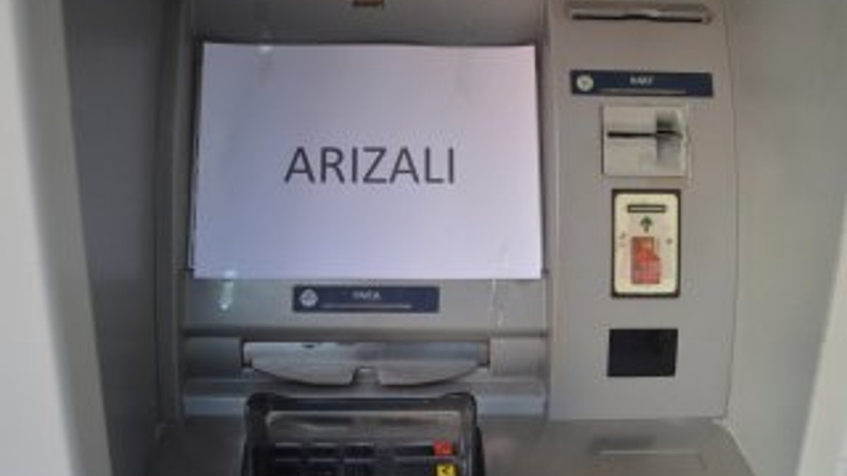 Cezaevine girmek için ATM'lere zarar verdi