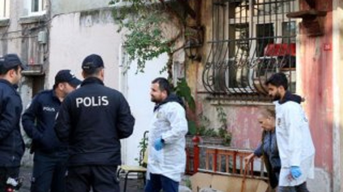 Fatih'te emekli başkomiser kızını vurdu