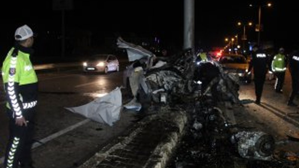 Karaman'da bir sürücü yön levhasına çarptı