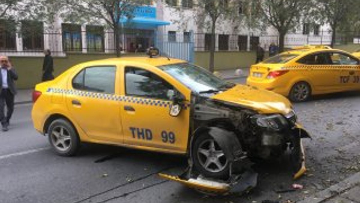 Şişli'de taksi ağaca çarptı: 1 yaralı