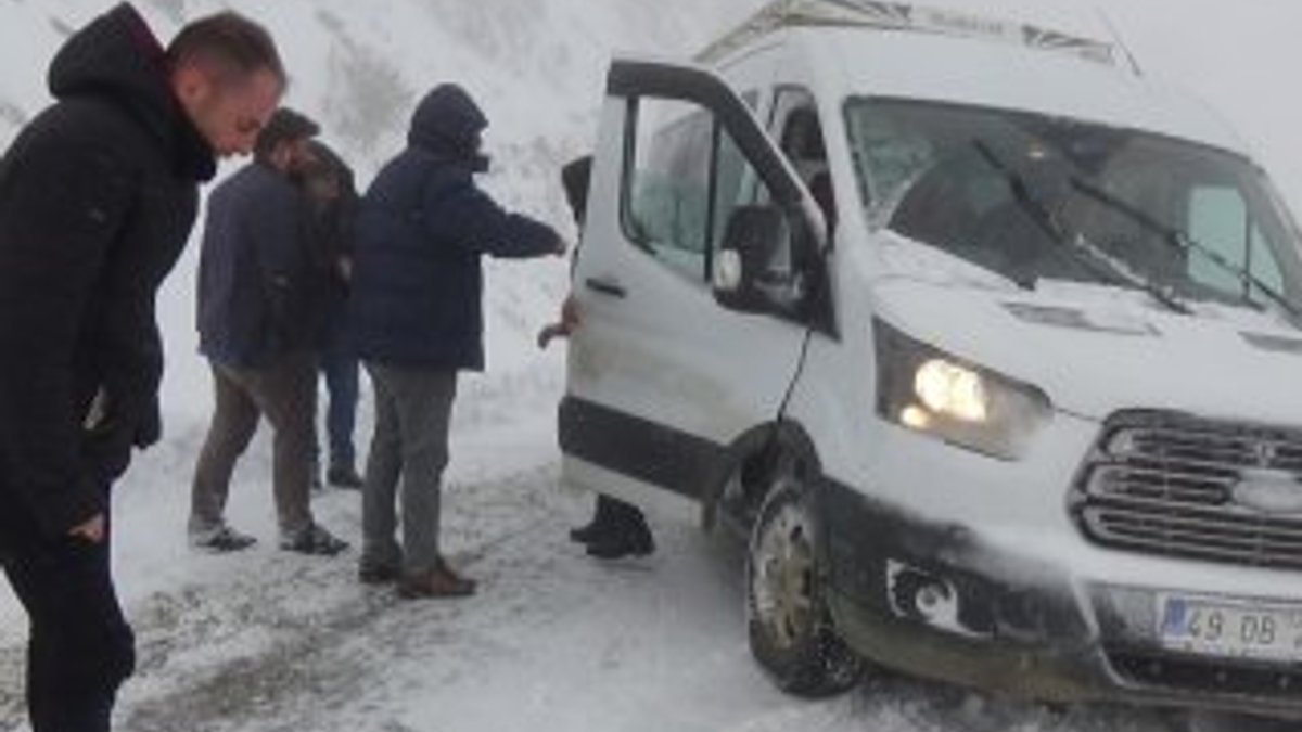 Muş'ta köy minibüsünde mahsur kalan 10 kişi kurtarıldı