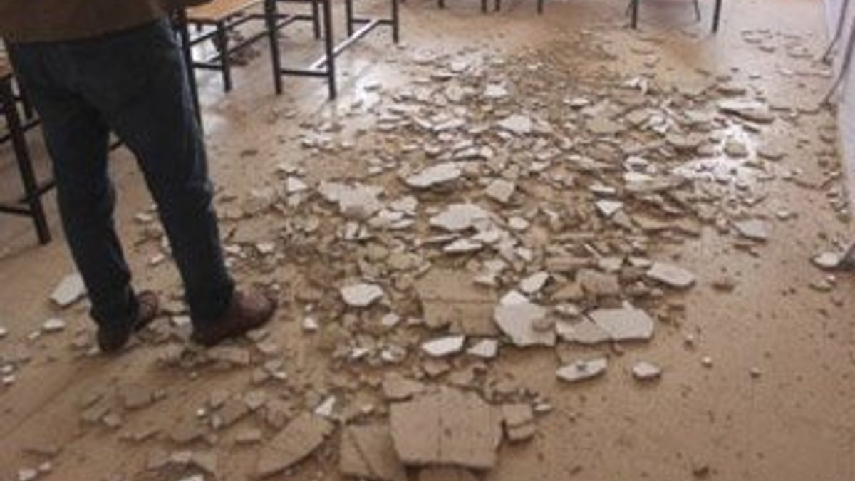 Öğrenciler dersteyken sınıfın tavanı 'döküldü'