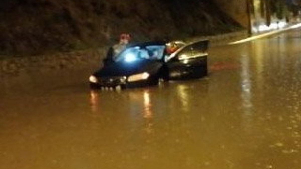 Pendik'te 2 araç, su basan yolda mahsur kaldı