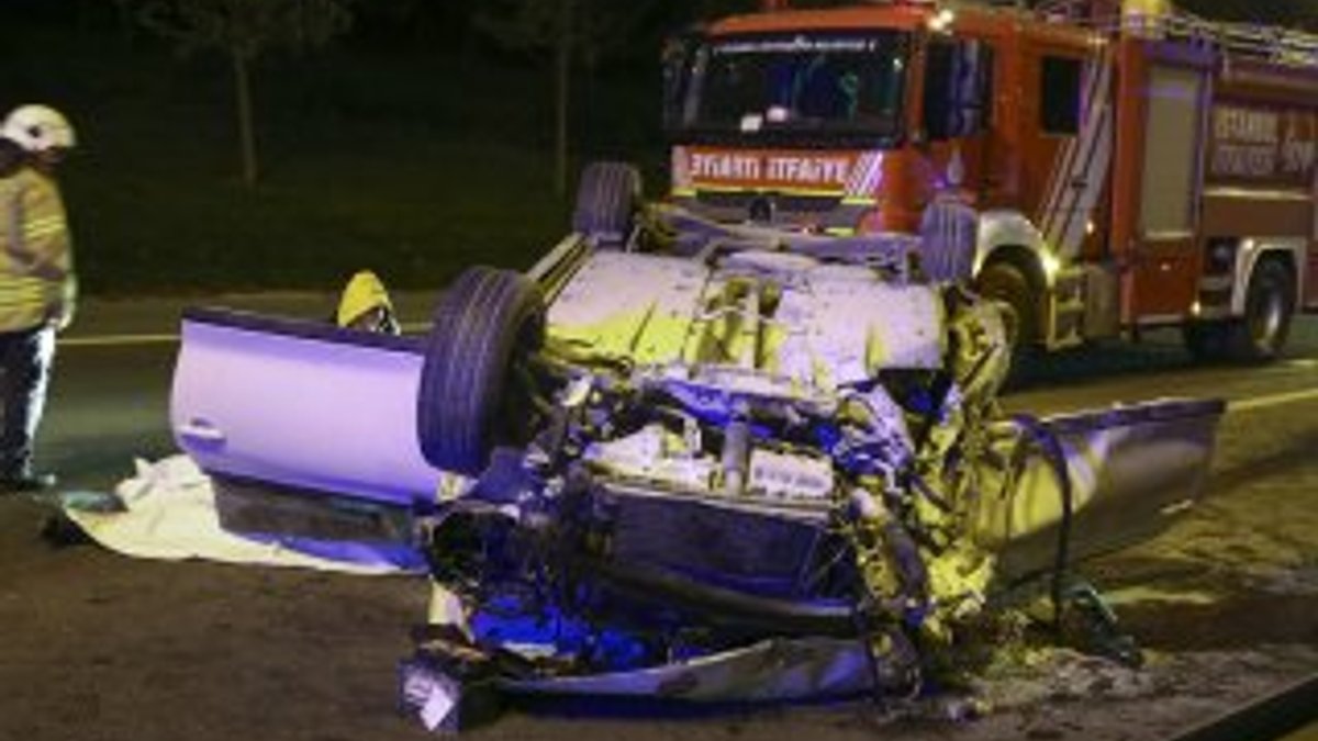 İstanbul'da otomobil kamyona arkadan çarptı