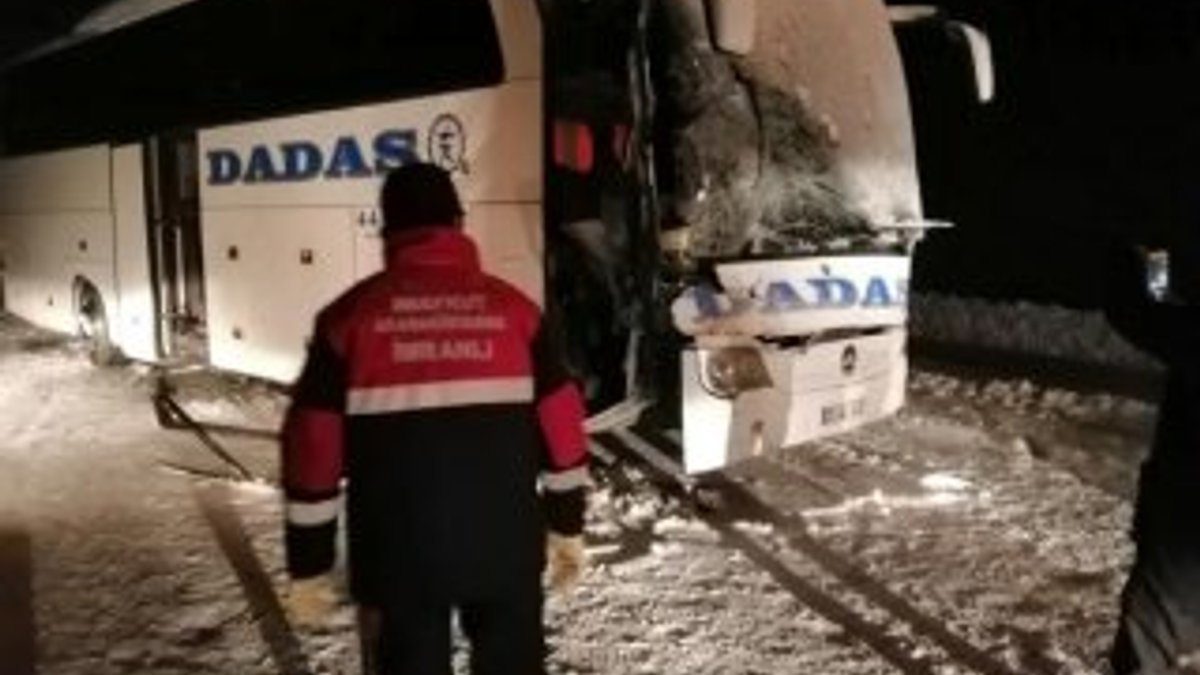 Sivas'ta yolcu otobüsü iş makinesiyle çarpıştı