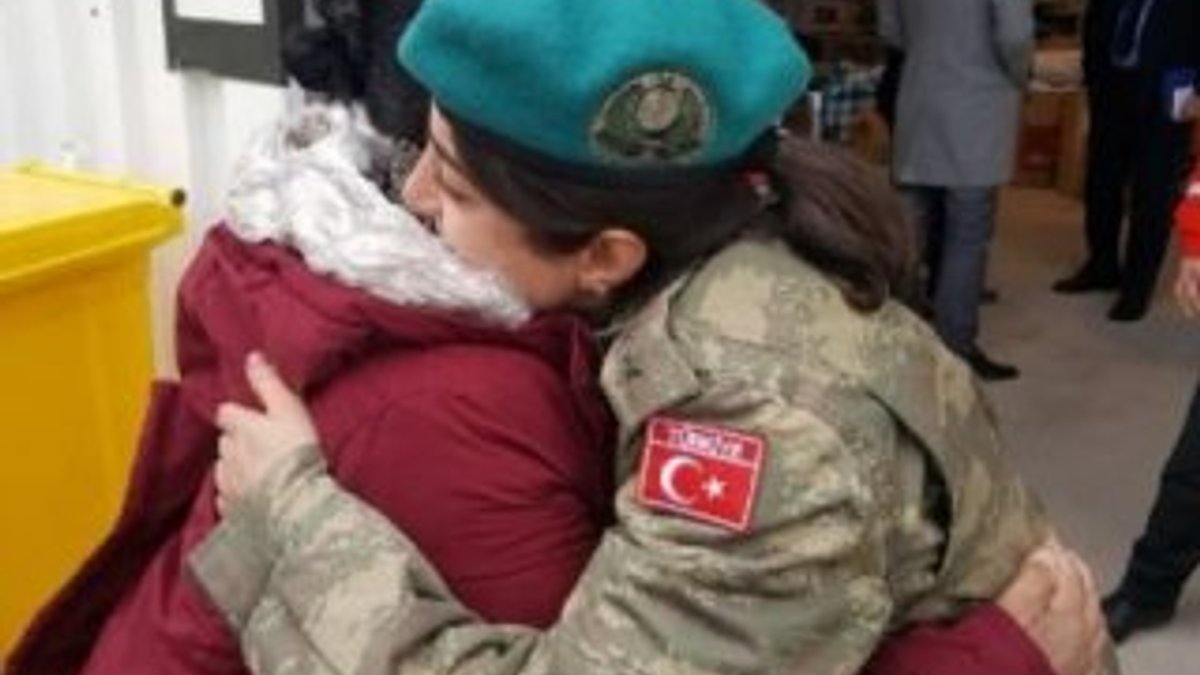Arnavutluk'ta depremzede kadın, Türk subayına sarıldı
