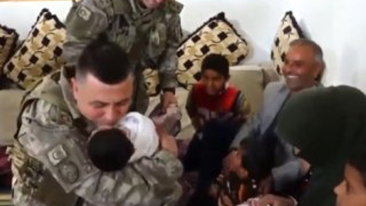 Pınar bebek ve kardeşleri asker amcalarını ağırladı