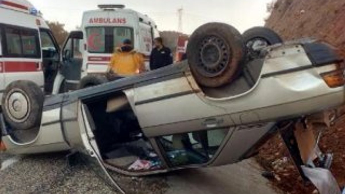 Salihli'de otomobil takla attı: 2 yaralı