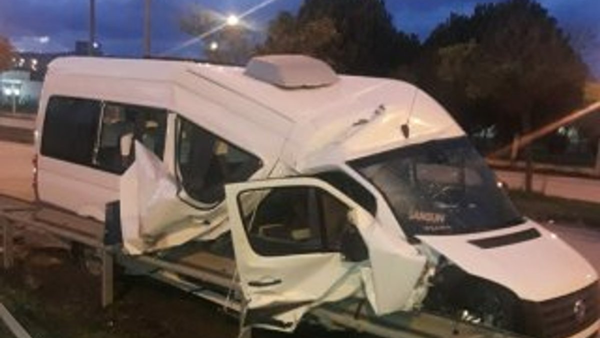 Samsun'da dolmuş minibüs bariyere çarptı