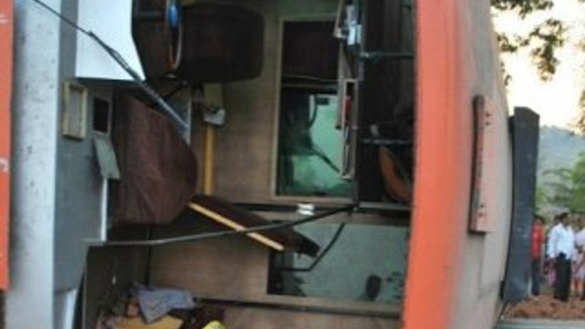 Hindistan'da otobüs ile kamyon çarpıştı: 9 ölü