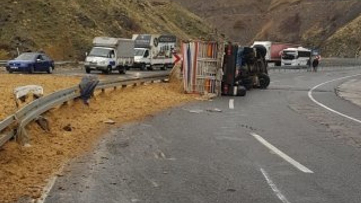 Elazığ'da kamyon devrildi: 1 ölü
