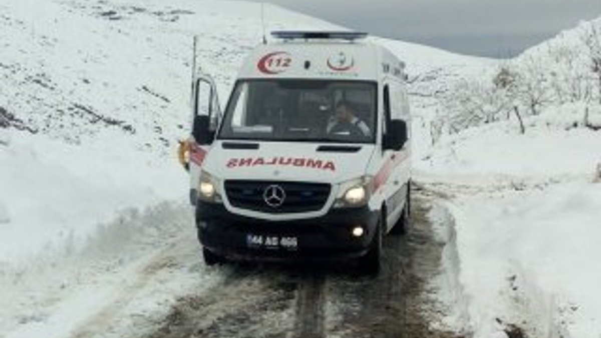 Malatya'da kar nedeniyle kapanan yolda hastaya ulaşıldı