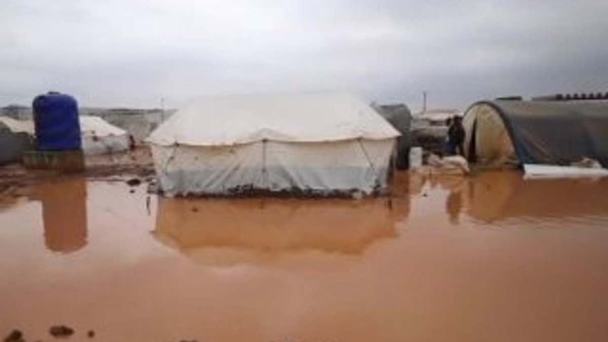 İdlib'de mülteci kampı sular altında kaldı