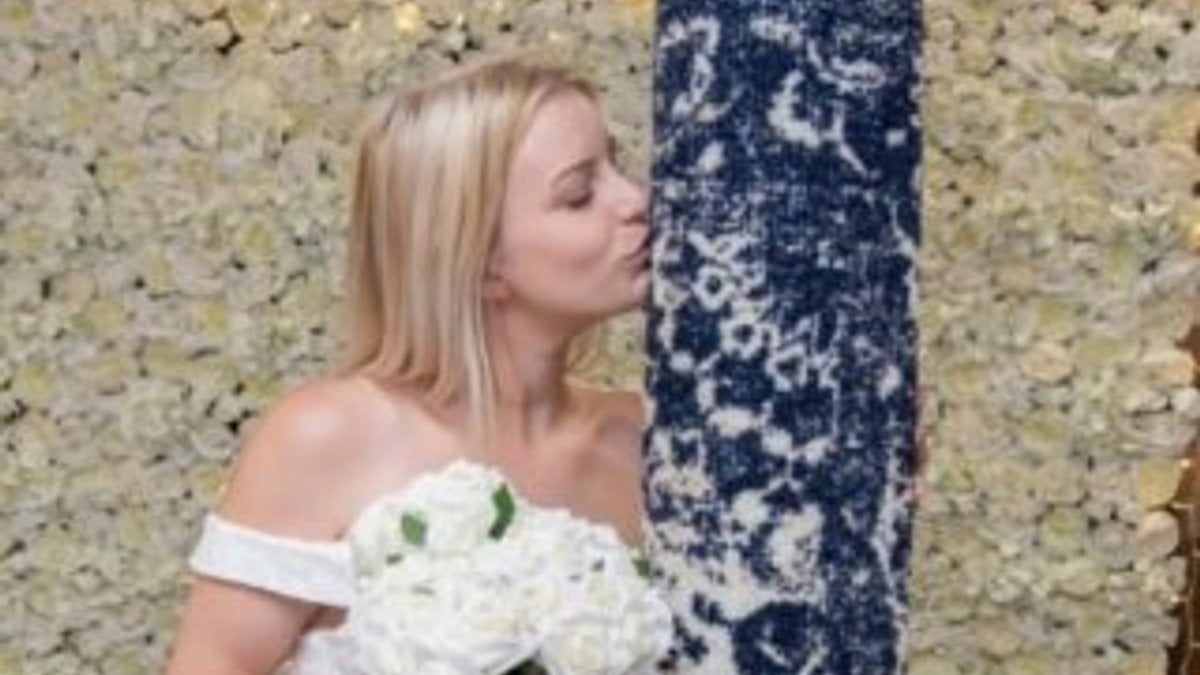 İngiltere'de 26 yaşındaki kadın halıyla evlendi