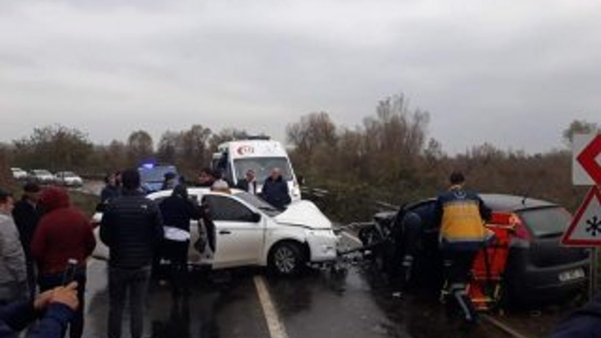Zonguldak'ta 2 otomobil kafa kafaya çarpıştı