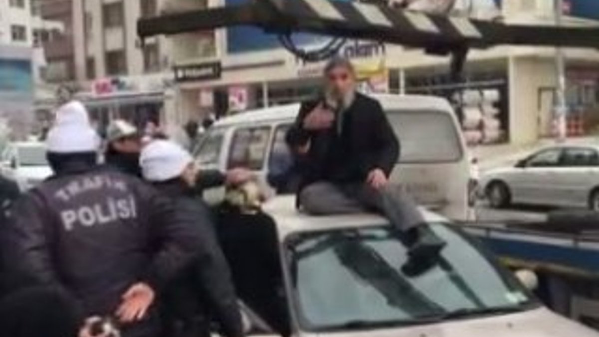 Ankara'da yaşlı adam otomobilinin üzerine çıktı