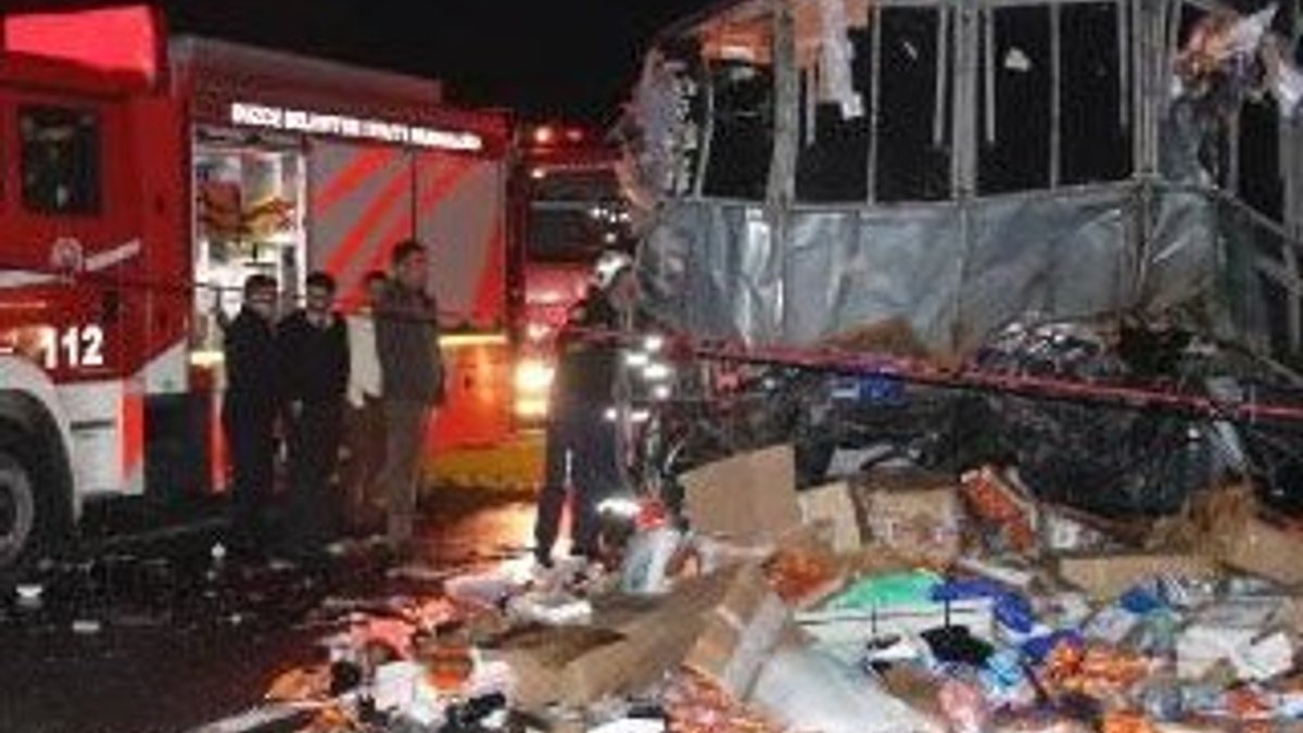 Otobüs, hatalı dönüş yapan tıra çarptı: 2 ölü 35 yaralı