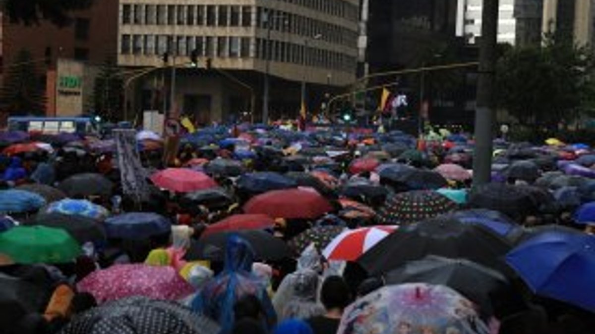 Kolombiya'da şemsiyeler açıldı, protestolar  sürdü