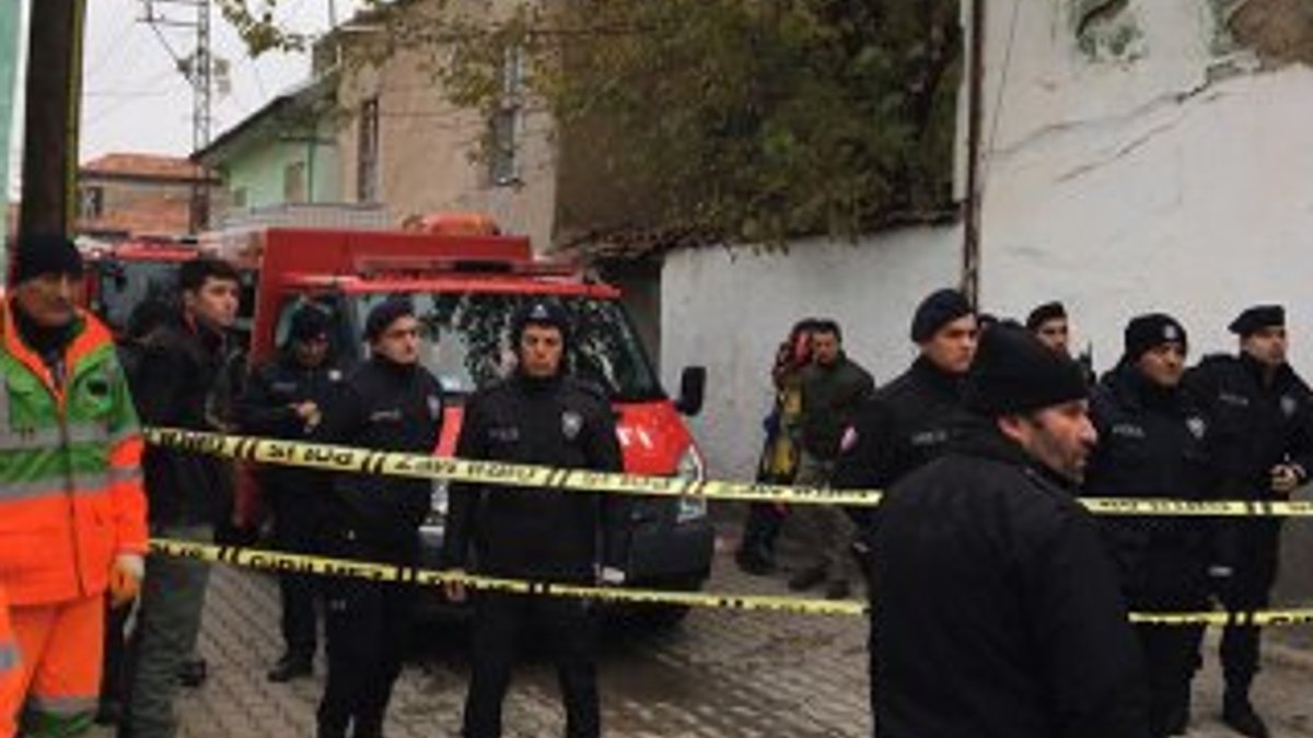Konya'da iki katlı kerpiç bina çöktü
