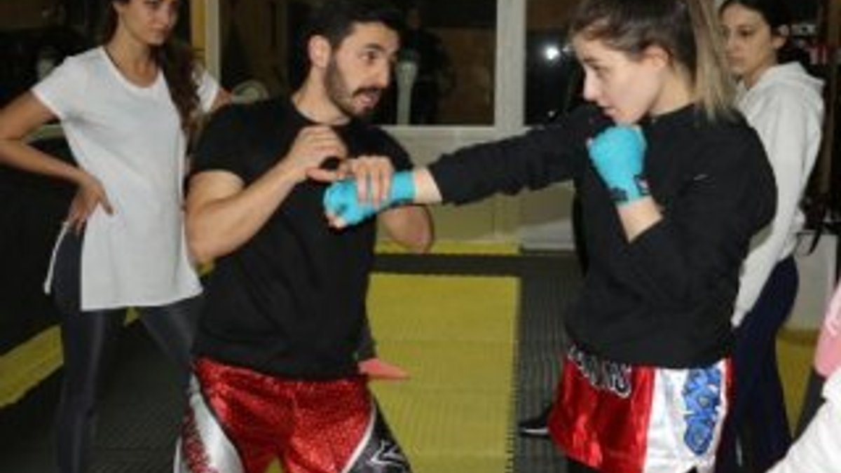 Kadınlar kendilerini savunmak için kick boks öğreniyor
