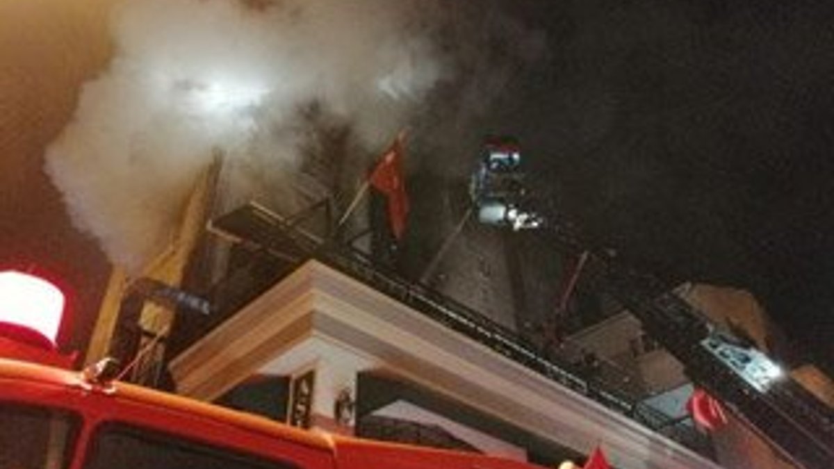 Kadıköy'de 5 katlı binada yangın