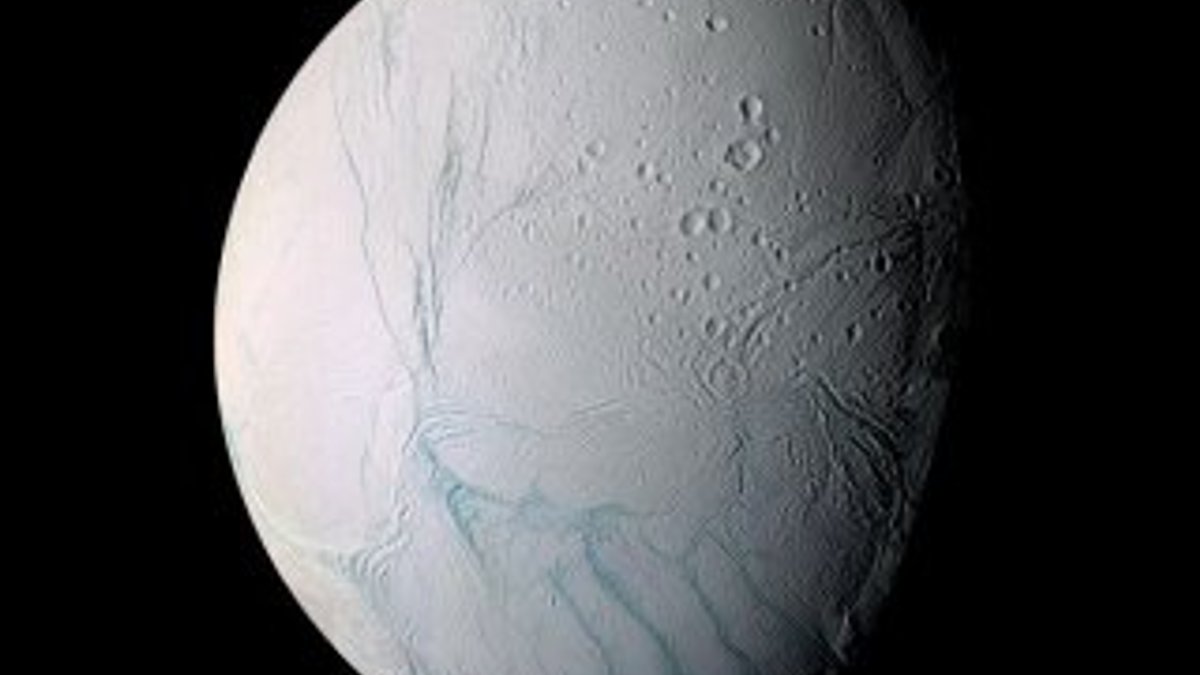 Satürn'un uydusundaki çizgilerin sırrı çözüldü